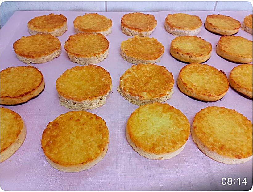 Bandeja com dezenas de tortinhas douradas feitas por uma aluna