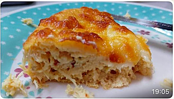 Fatia de torta de frango no prato, feita por uma aluna