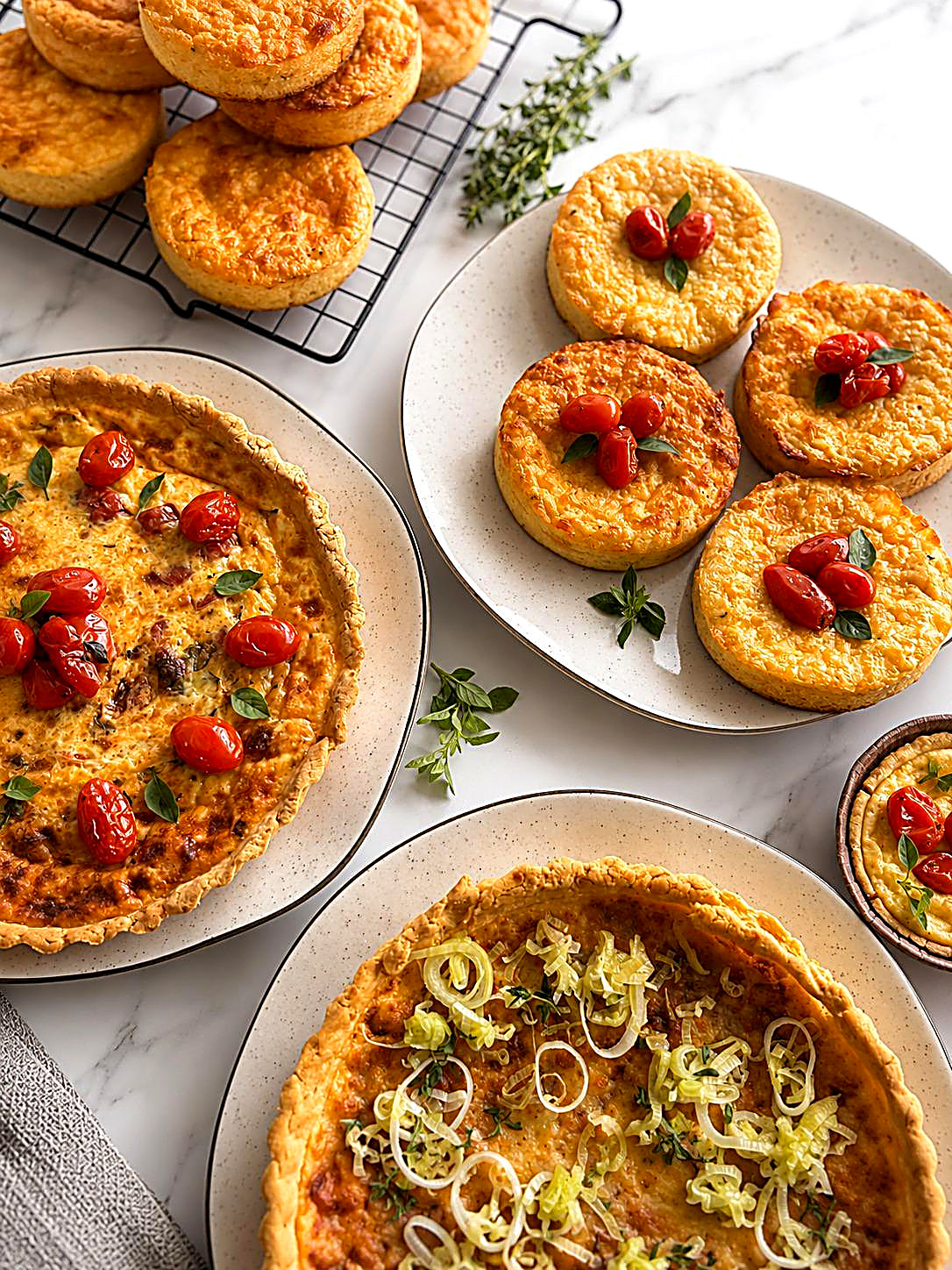 Mesa com quiches e tortinhas recém assadas