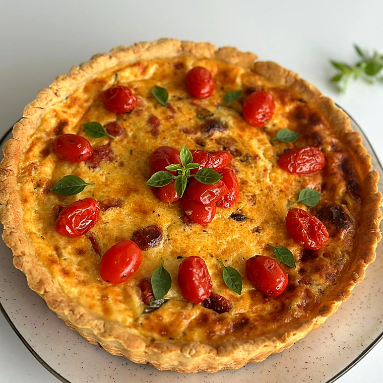 Quiche caprese com tomate cereja e manjericão