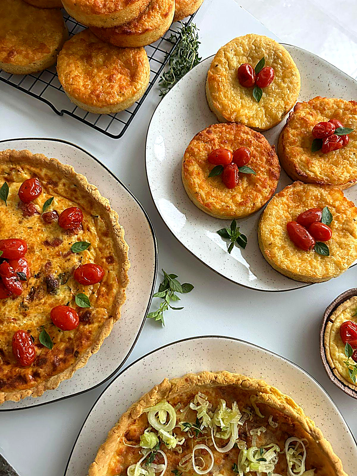 Dezenas de tortinhas e quiches produzidas na bancada